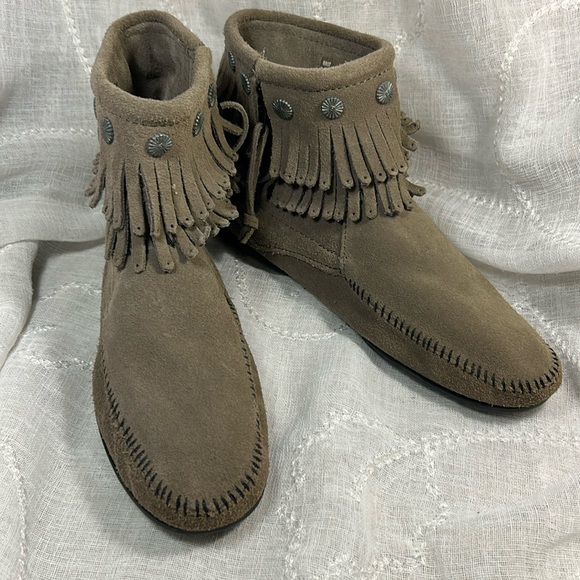 Minnetonka almost NEW leather fringe ankle boots - Picture 1 of 16